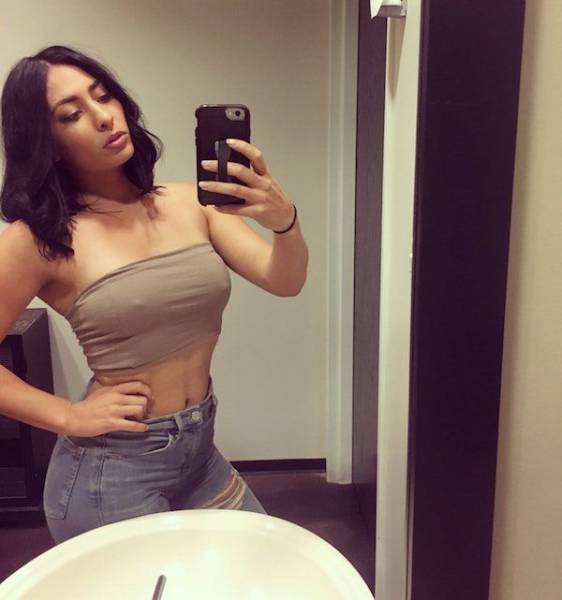 Braless Girls Let Their Boobs Hang Free