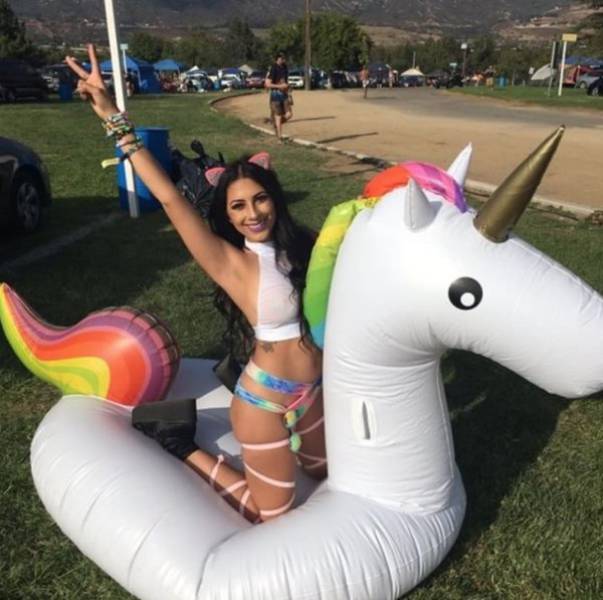 Rave Girls Bring Up The Heat!