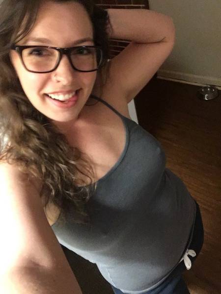 Braless Girls Let Their Boobs Hang Free