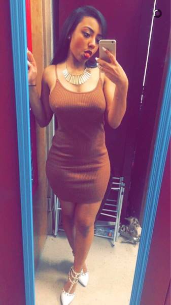 Braless Girls Let Their Boobs Hang Free