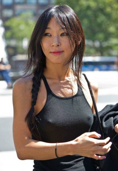 Braless Girls Let Their Boobs Hang Free