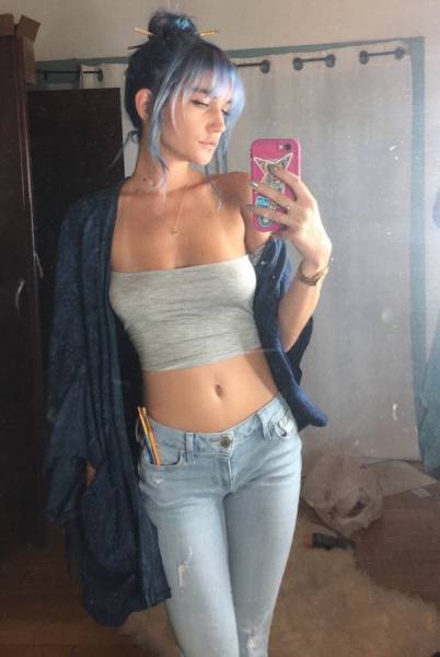 Braless Girls Let Their Boobs Hang Free