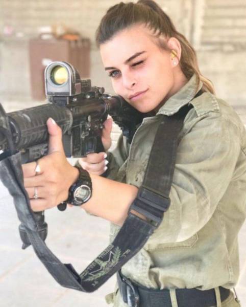 Hot Girls With Big Guns