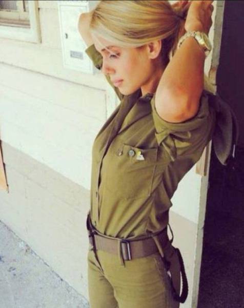 Hot Girls With Big Guns