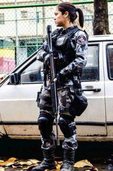 Hot Girls With Big Guns