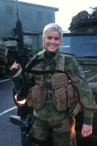 Hot Girls With Big Guns