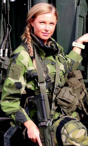 Hot Girls With Big Guns