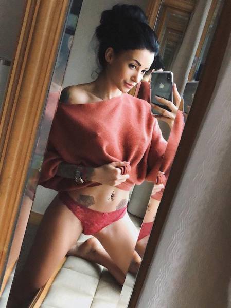 Braless Girls Let Their Boobs Hang Free