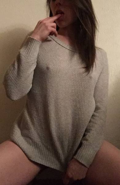 Braless Girls Let Their Boobs Hang Free