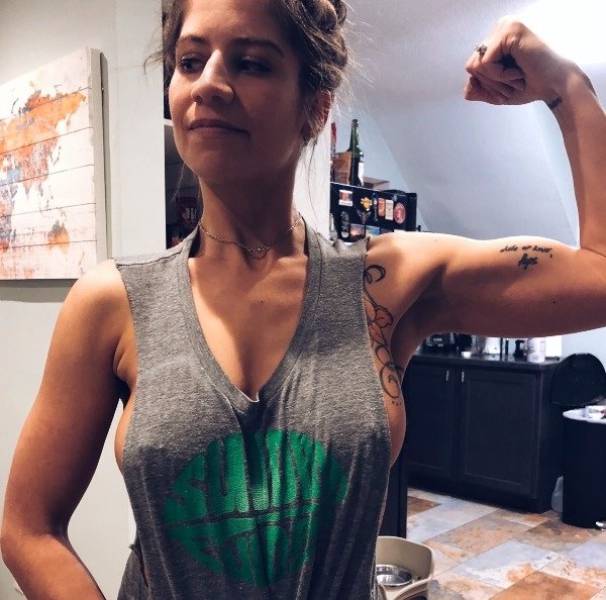 Braless Girls Let Their Boobs Hang Free