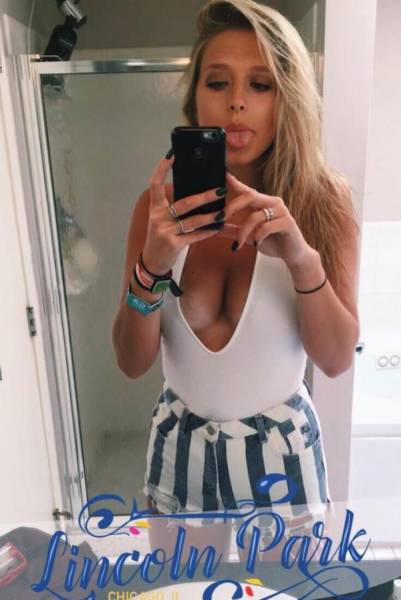 Braless Girls Let Their Boobs Hang Free