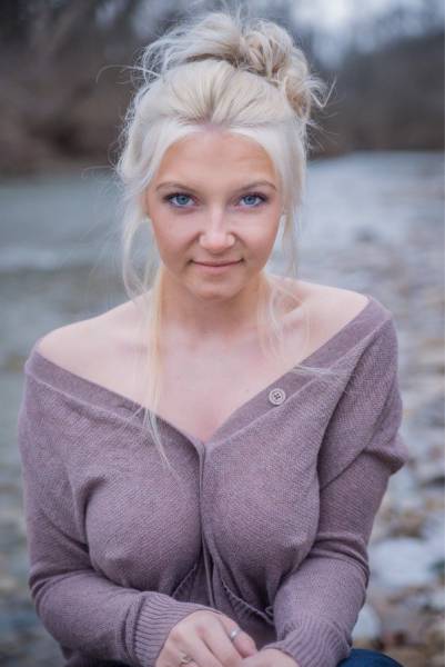 Braless Girls Let Their Boobs Hang Free