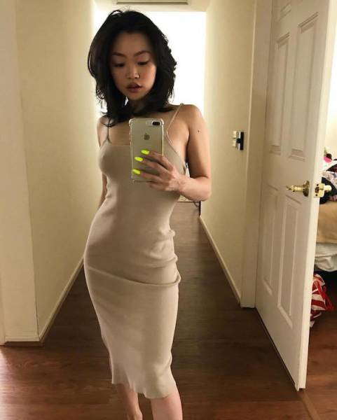 Braless Girls Let Their Boobs Hang Free