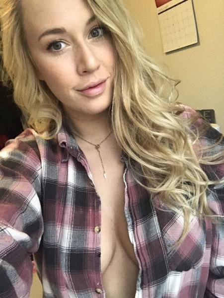 Braless Girls Let Their Boobs Hang Free