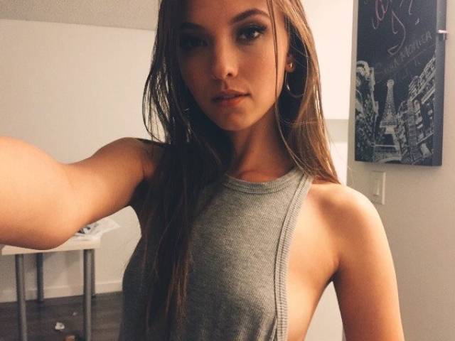 Braless Girls Let Their Boobs Hang Free