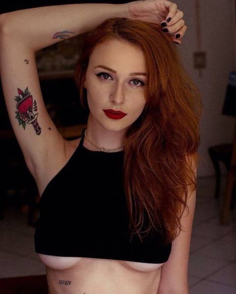 Braless Girls Let Their Boobs Hang Free