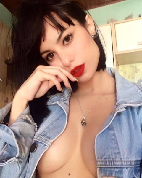 Braless Girls Let Their Boobs Hang Free