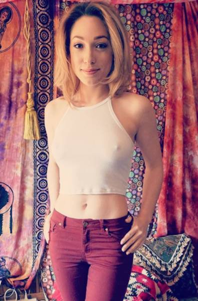 Braless Girls Let Their Boobs Hang Free