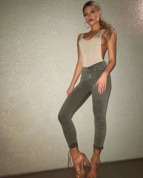 Sideboobs Are Always The Way To Go!