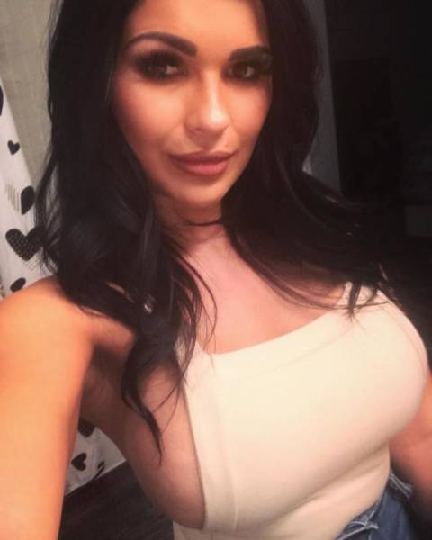 Sideboobs Are Always The Way To Go!