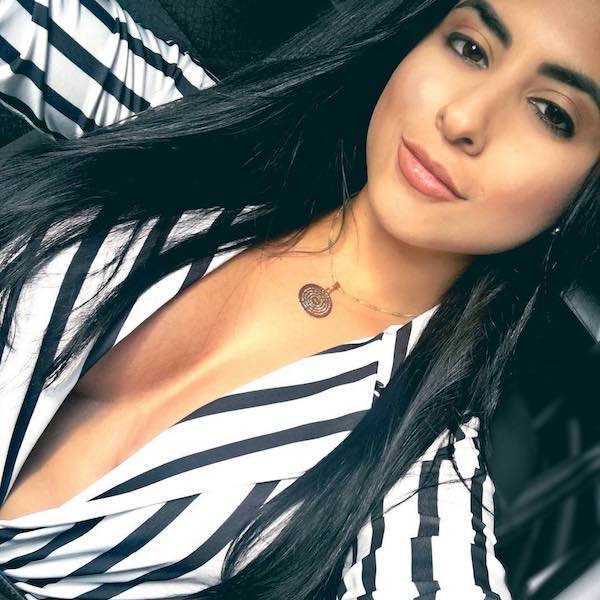 Braless Girls Let Their Boobs Hang Free