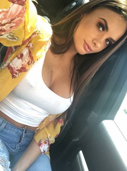 Braless Girls Let Their Boobs Hang Free