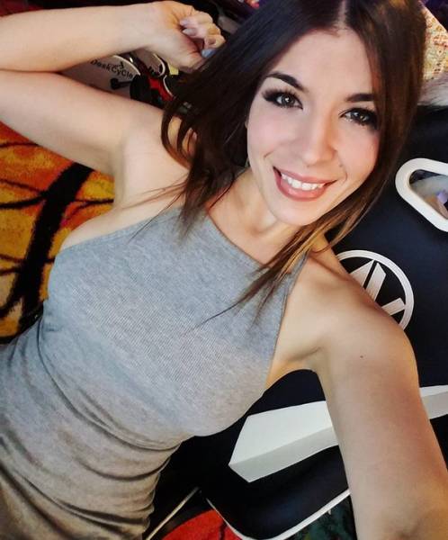 Pro Gamers Who Are Actually Flaming Hot Girls