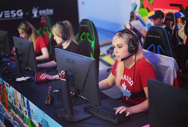 Pro Gamers Who Are Actually Flaming Hot Girls