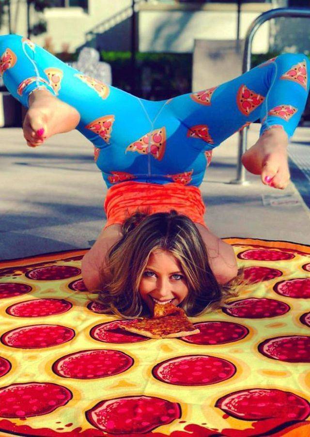 Hot Girls With Hot Pizzas