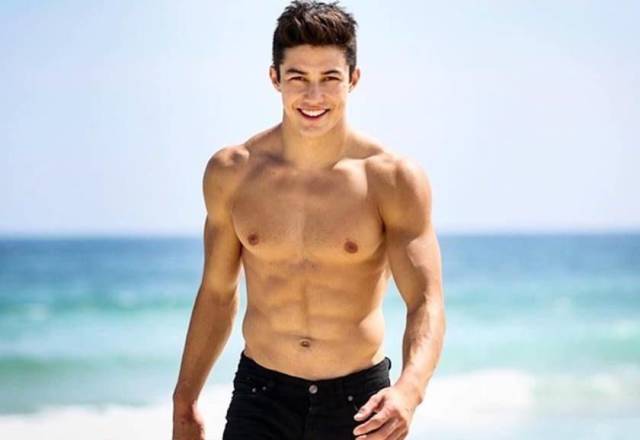 Sexy Men With Absolutely Mesmerizing Looks