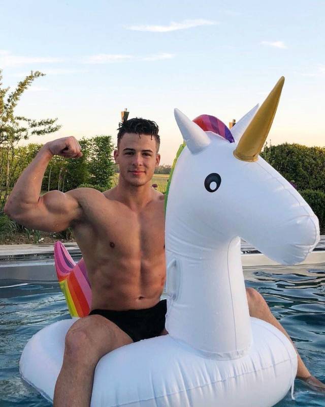 Sexy Men With Absolutely Mesmerizing Looks