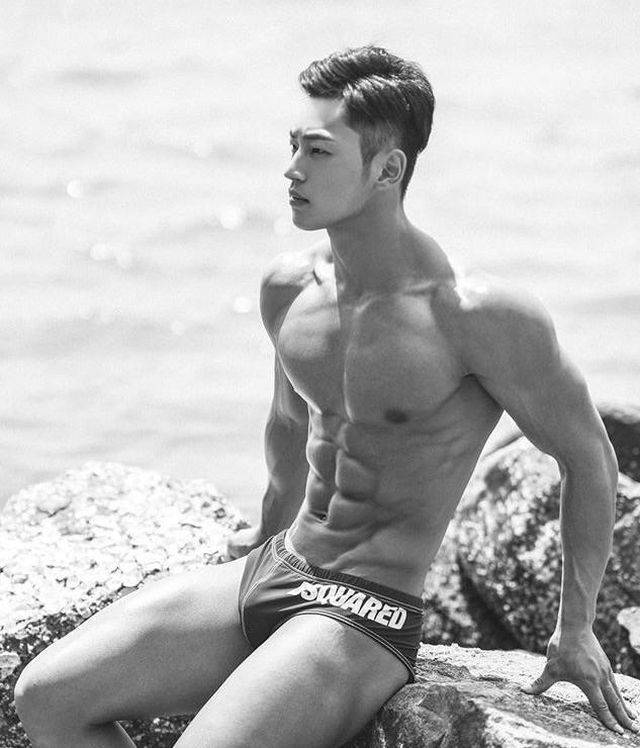 Sexy Men With Absolutely Mesmerizing Looks