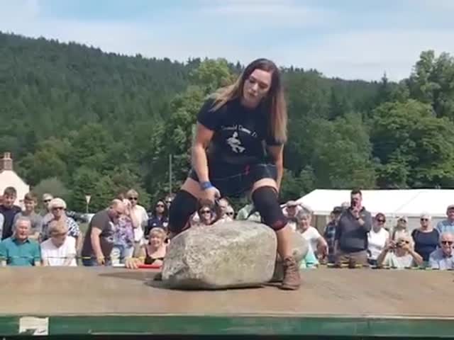 She Tries To Lift Those 332 Kilos…