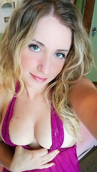 Braless Girls Let Their Boobs Hang Free