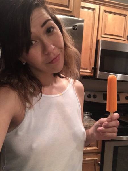 Braless Girls Let Their Boobs Hang Free