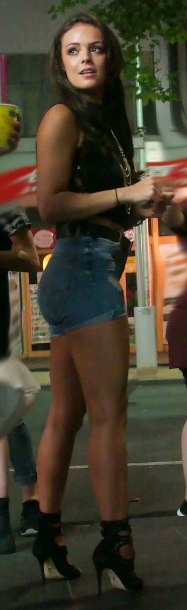 Beautiful And Sexy Girls Spotted In The Street