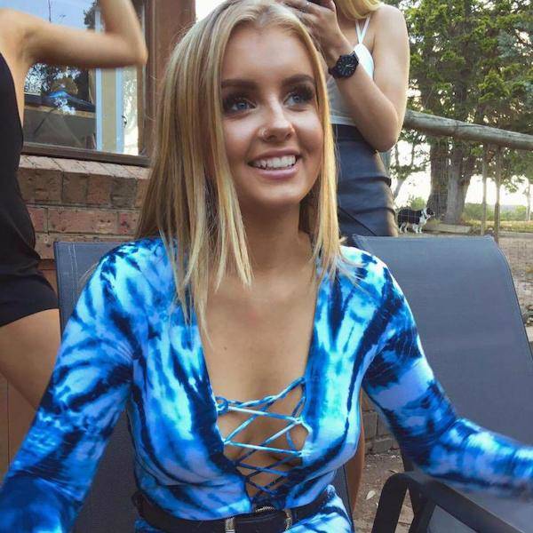 Braless Girls Let Their Boobs Hang Free