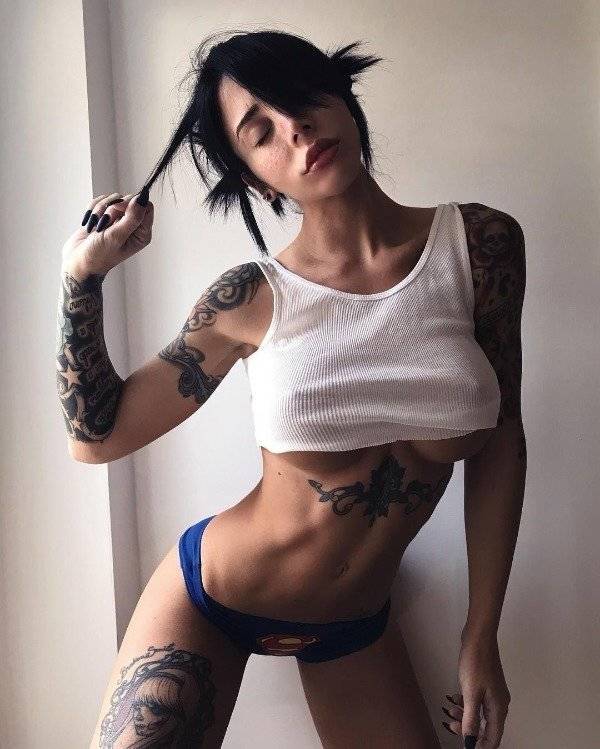 Braless Girls Let Their Boobs Hang Free