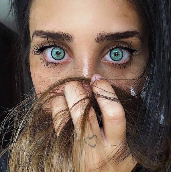 Camgirl With A Beautiful Body And A Clown’s Face