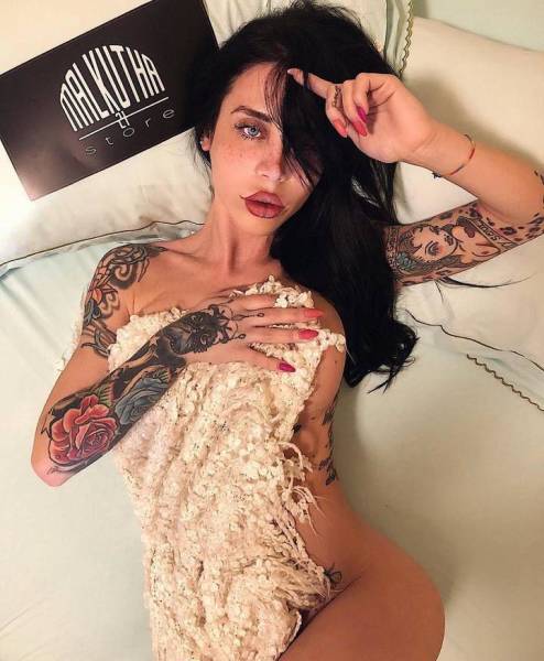 Camgirl With A Beautiful Body And A Clown’s Face