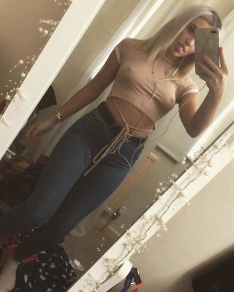 Braless Girls Let Their Boobs Hang Free