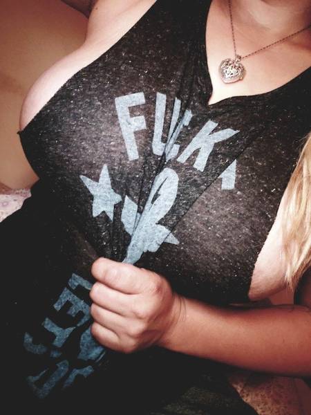 Braless Girls Let Their Boobs Hang Free