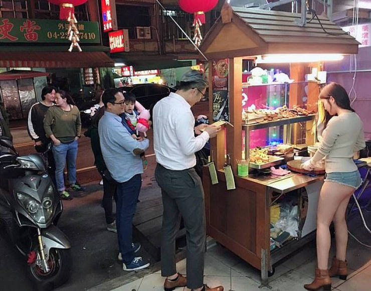 Taiwanese “Barbecue Goddess” Becomes An Internet Sensation
