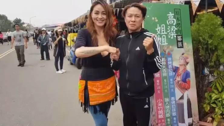 Taiwanese “Barbecue Goddess” Becomes An Internet Sensation