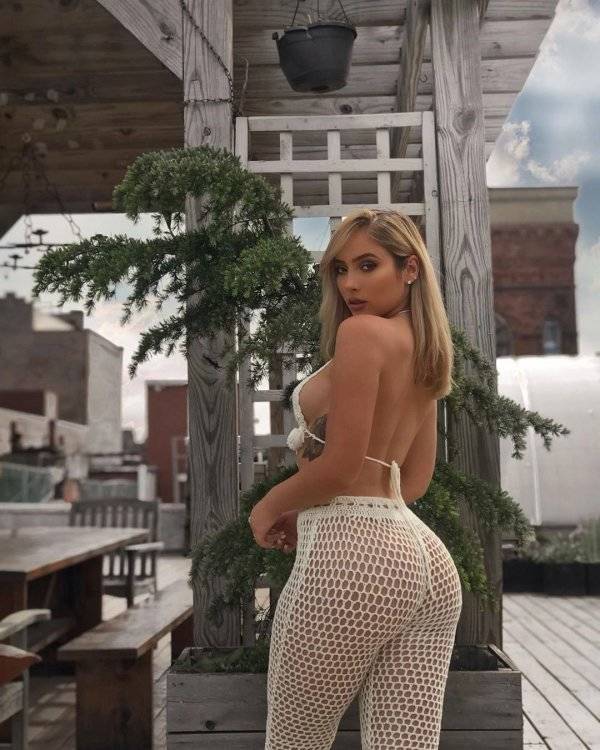 Sideboob Is Where The Sweet Spot’s At