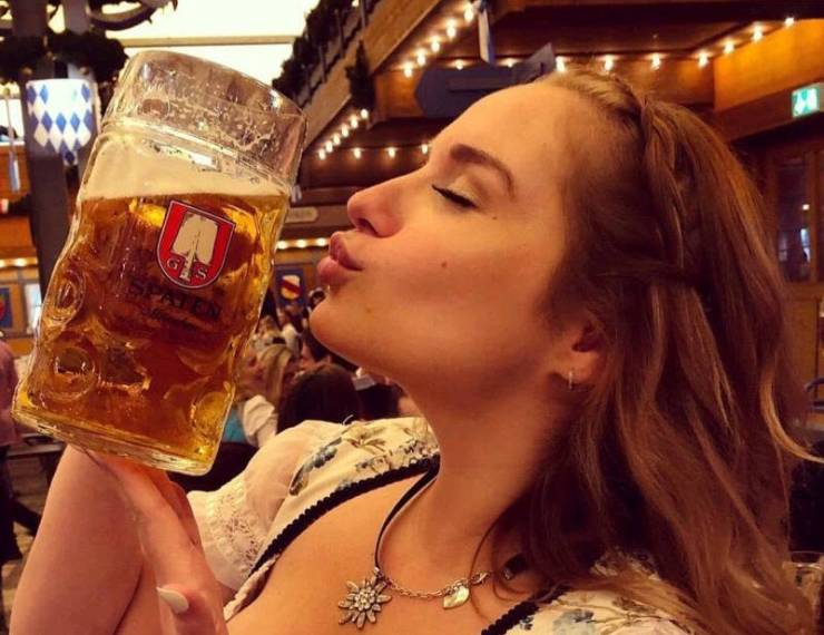 Busty Girls And Seas Of Beer – Oktoberfest 2019