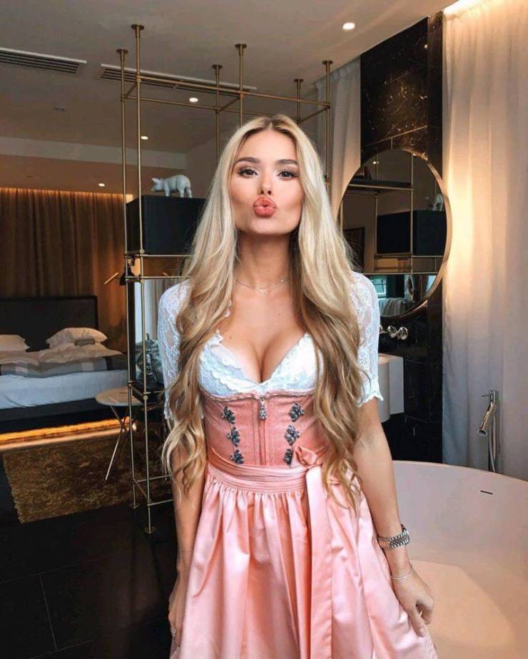 Busty Girls And Seas Of Beer – Oktoberfest 2019