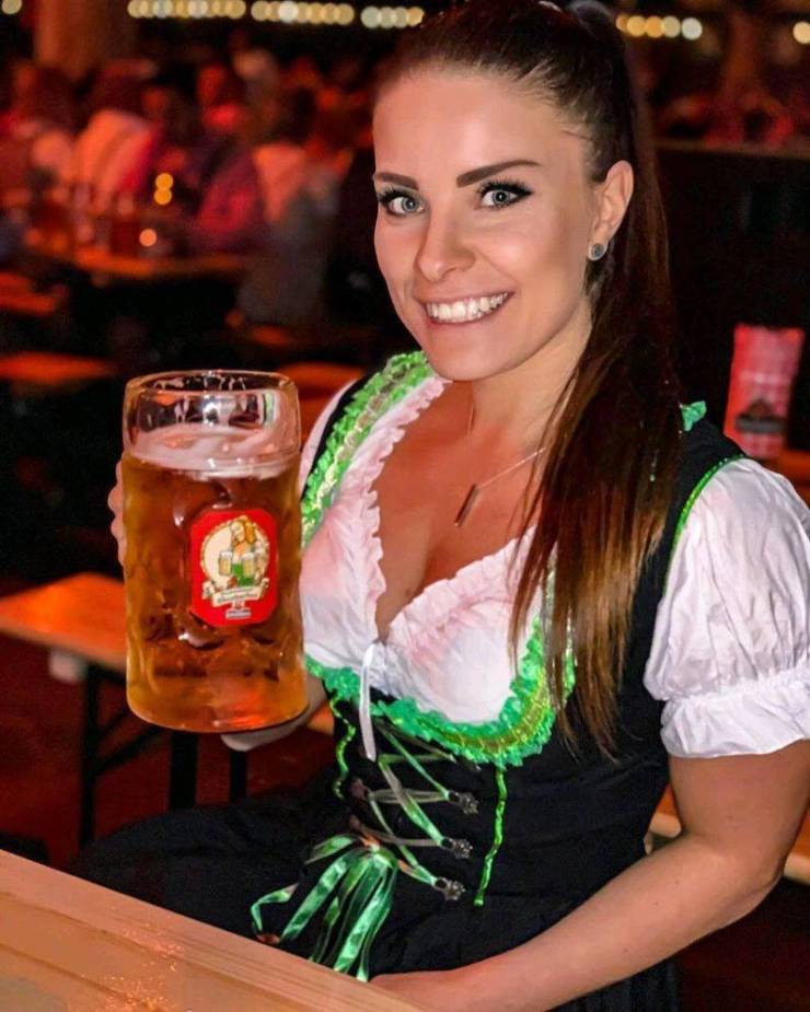 Busty Girls And Seas Of Beer – Oktoberfest 2019