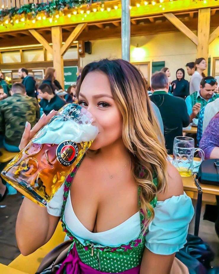 Busty Girls And Seas Of Beer – Oktoberfest 2019