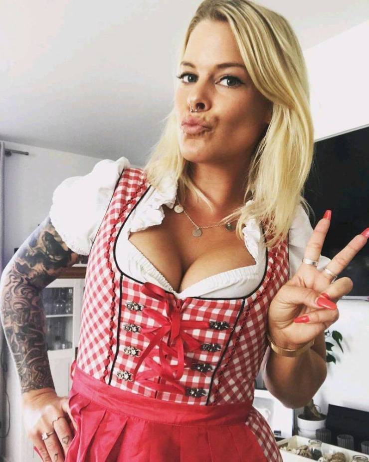 Busty Girls And Seas Of Beer – Oktoberfest 2019